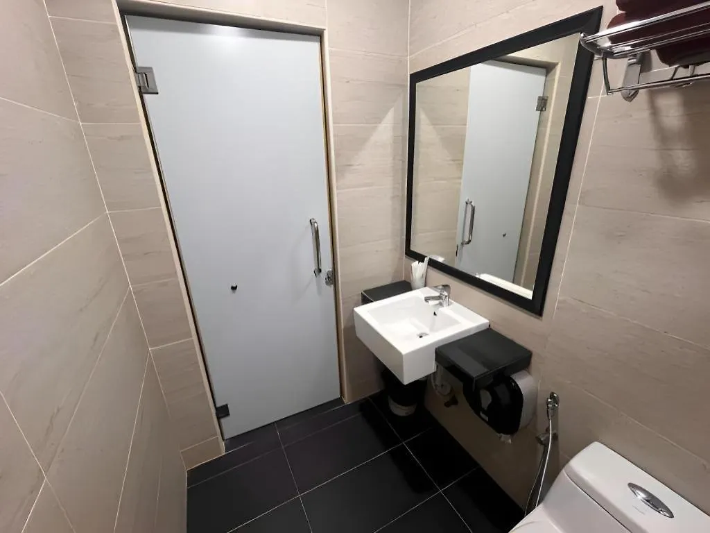 Capital O 91074 Grand World Hotel Johor Bahru